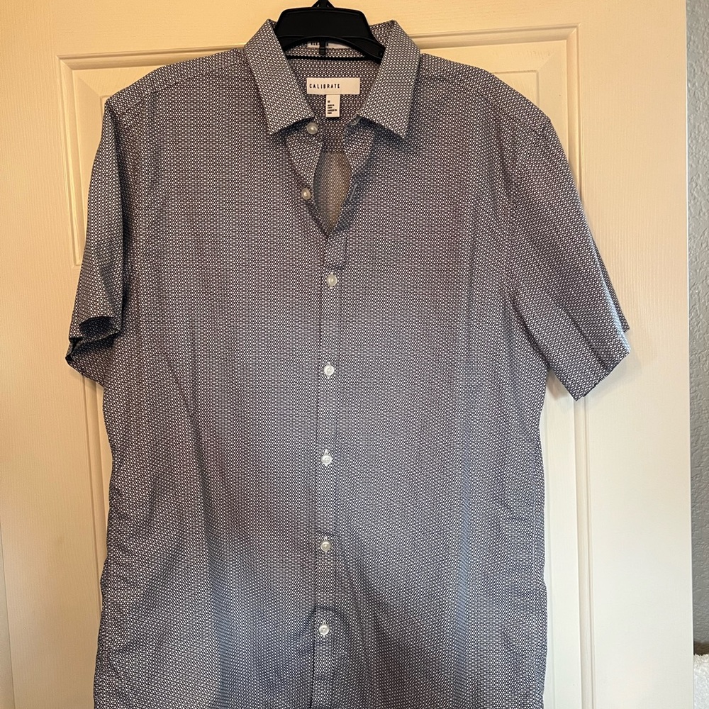 Calibrate shirt white with blue hexagons